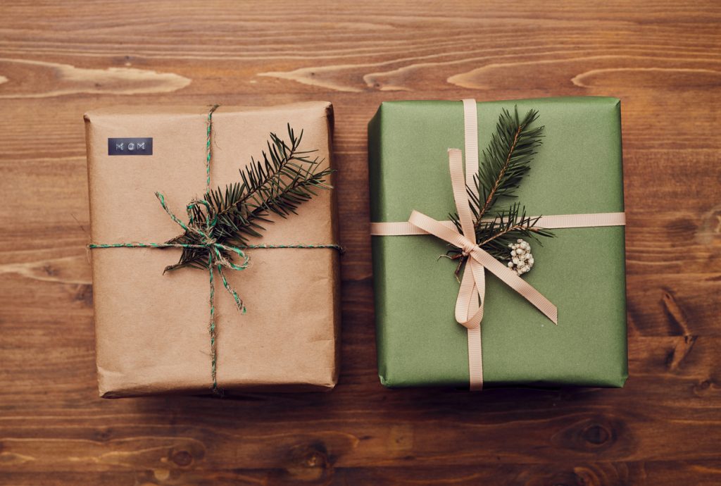 Kreatívne tipy na balenie vianočných darčekov