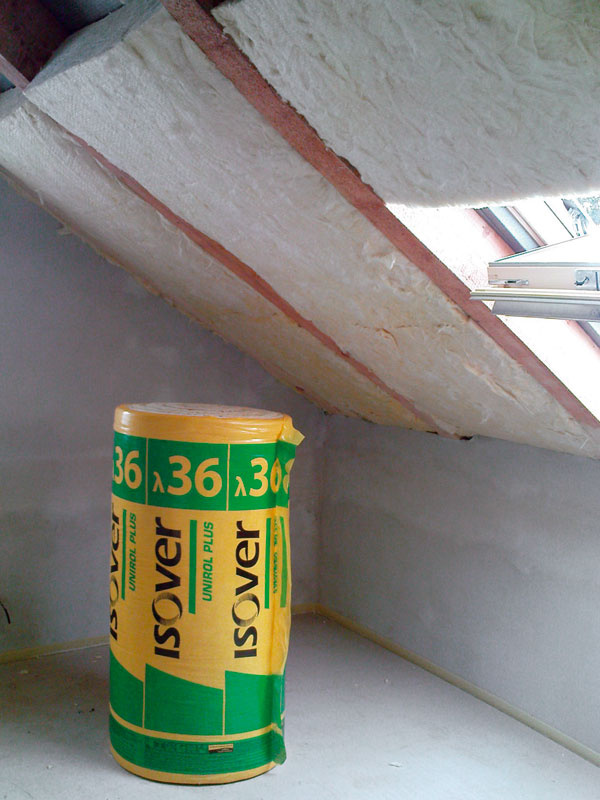 Aby sa pri streche nad obytným podkrovím dosiahla dostatočná hrúbka izolácie (odporúča sa aspoň 30 cm, najmä v tomto prípade však platí, že hrubšiu vrstvu neoľutujete) foto: ISOVER