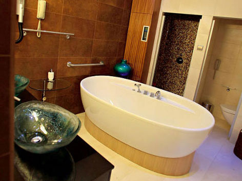 Moderná kúpeľňa so skleneným umývadlom