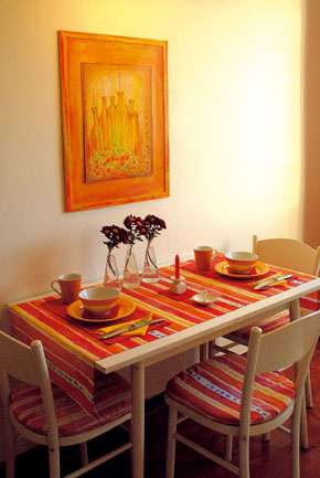 Aj kuchynský stôl a stoličky sú takmer dokonalé retro (tieto kúsky – ako zo starých fotografií, sú kúpené na inzerát)