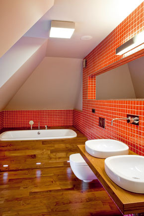 V interiéri sa obkladalo najmä jaseňovým drevom, ale kúpeľne majú podlahy a obklad vaní z tíkového dreva.