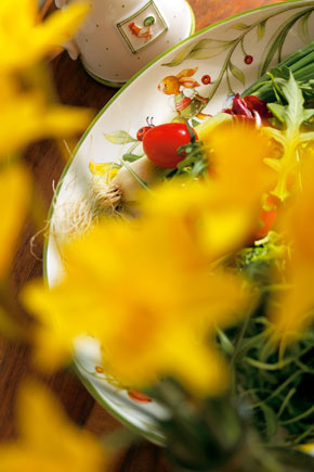 Misa Spring Decor z porcelánu, cena 41,90 €. Porcelánová kanvička na mlieko Farmers Spring, cena 21,10 €. Predáva Villeroy & Boch, Atrium.