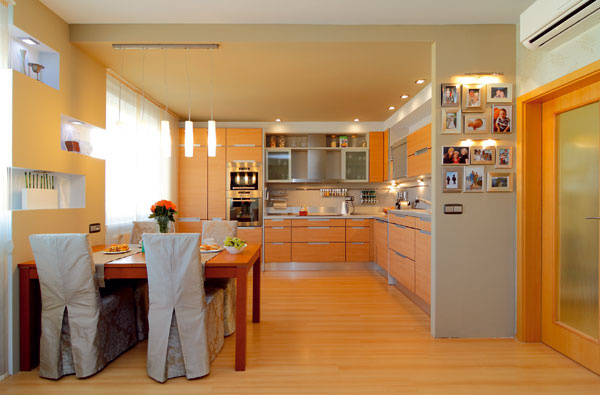 Znížený farebný strop je nápad pána domáceho. A fungoval presne tak, ako mal v úmysle – pomohol opticky oddeliť kuchyňu od obývačky.