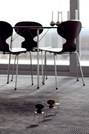 Dánske stoličkové defilé na čele so stoličkovo-mravcovou rodinou podľa vzoru Arne Jacobsena