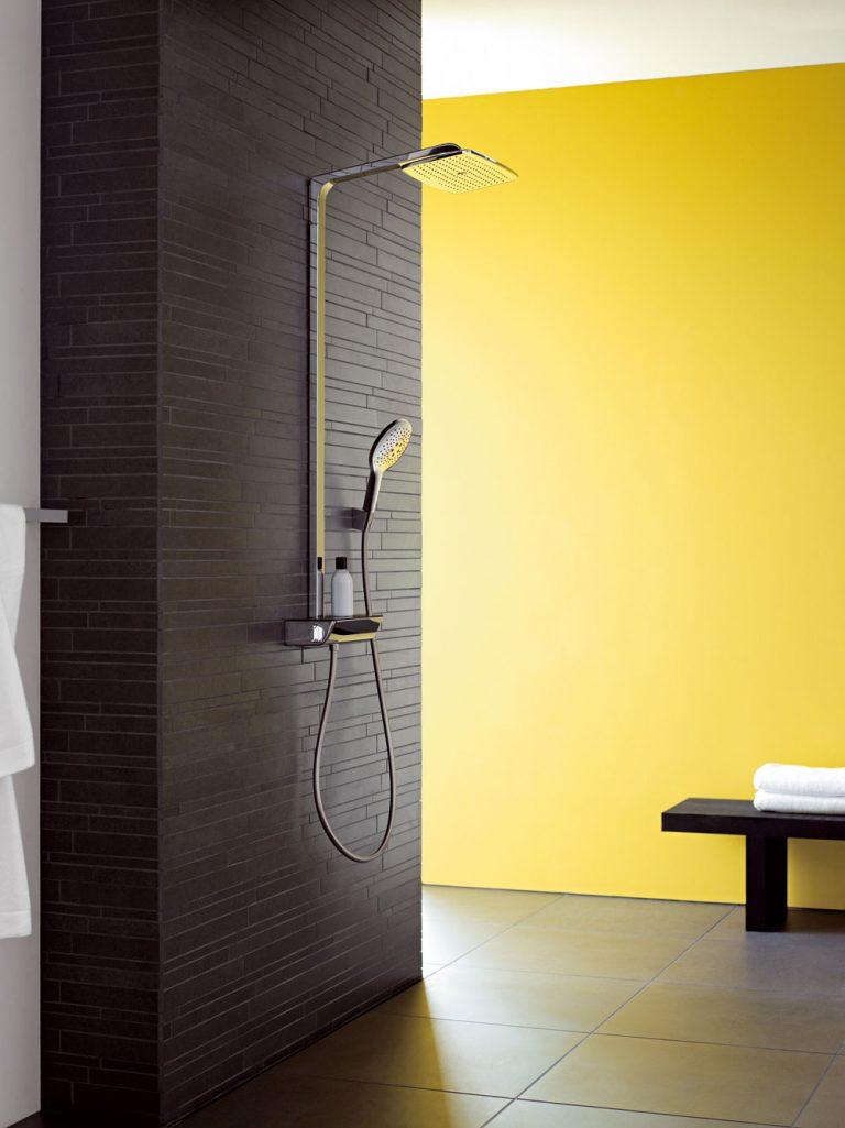 Spoločnosť Hangsrohe vyvinula aj novú koncepciu sprchovej batérie a police v jednom. Skvelé riešenie do malých kúpeľní, kde sa bojuje o každý centimeter a polica na stene sprchy by mohla prekážať.