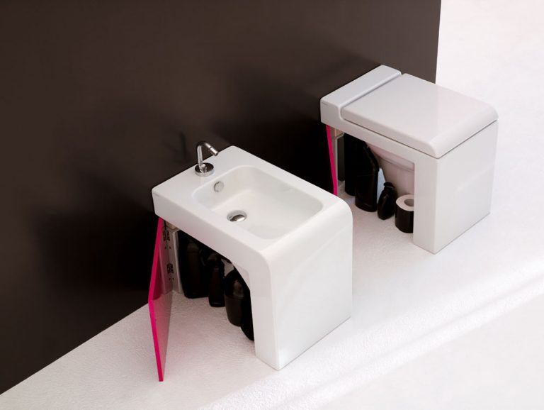 Hluchý priestor za WC misou a bidetom môžete využiť ako skrytý odkladací priestor, najmä na čistiace prostriedky a náhradný toaletný papier. Dobrý a jednoduchý nápad s kvalitným dizajnom.
