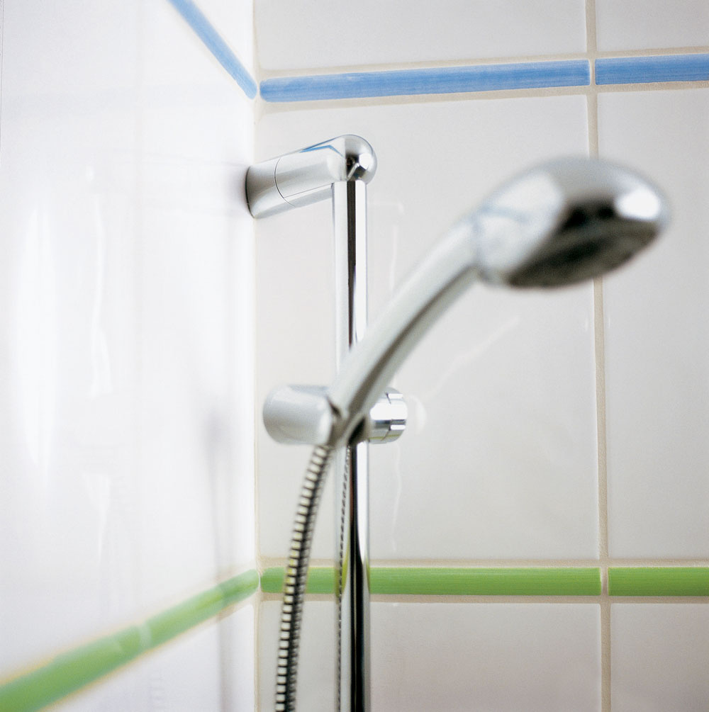 V rohu sprchovacieho kúta ostáva hluchý priestor, a najmä v menších sprchách nie je toho priestoru na pohyb veľa. Ak ste majiteľom miniatúrne dimenzovanej kúpeľne, porozmýšľajte nad vhodným typom sprchy, napríklad s adaptérom pre rohovú montáž. Čo ušetríte pri ploche, ktorú zaberá samotná sprcha, to vám ostane na pohodlnejší pohyb pod sprchou.