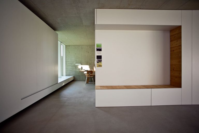 Druhý biely kubus je z opačnej strany nábytkom v obývačke. Vstavané zariadenie (skrine aj kuchynskú linku), ktoré je vlastne súčasťou architektúry domu, navrhla architektka v spolupráci so svojím známym, stolárom.