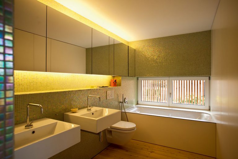 Zelenú farbu využila architektka ako akcent, ktorým zdôraznila zóny s rôznymi funkciami – obklad v kúpeľni na poschodí je logickým pokračovaním farebnej línie z ostatných priestorov domu.