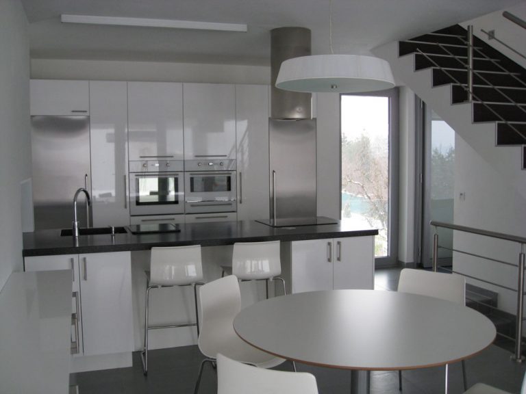 Využitie stropného chladenia v kuchyni je podmienené zabezpečením núteného vetrania, napríklad digestorom alebo ventilátorom so snímačom vlhkosti počas varenia.