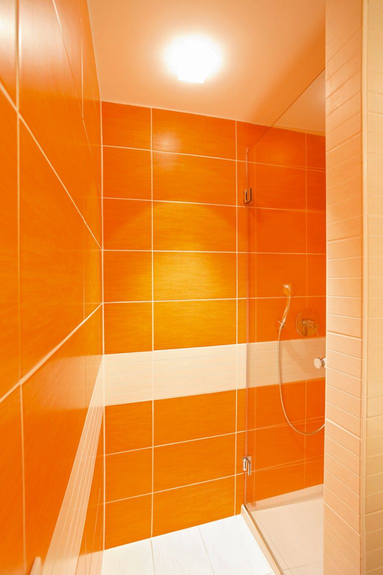 Kúpeľňu rozdeľuje na dve časti polpriečka a malý schodík, ktorým sa vystúpi k plytkej vaničke sprchovacieho kúta.