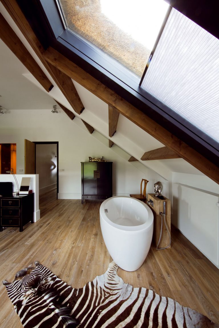 Vďaka výrezu v múre, ktorý čiastočne oddeľuje kúpeľňu od spálne, možno vnímať veľký priestor spálne ako jednotný hneď pri vstupe do miestnosti. Vedľa dverí na chodbu je vstup do sprchy. Zebria koža na dubovej podlahe dopĺňa zariadenie v orientálnom štýle.