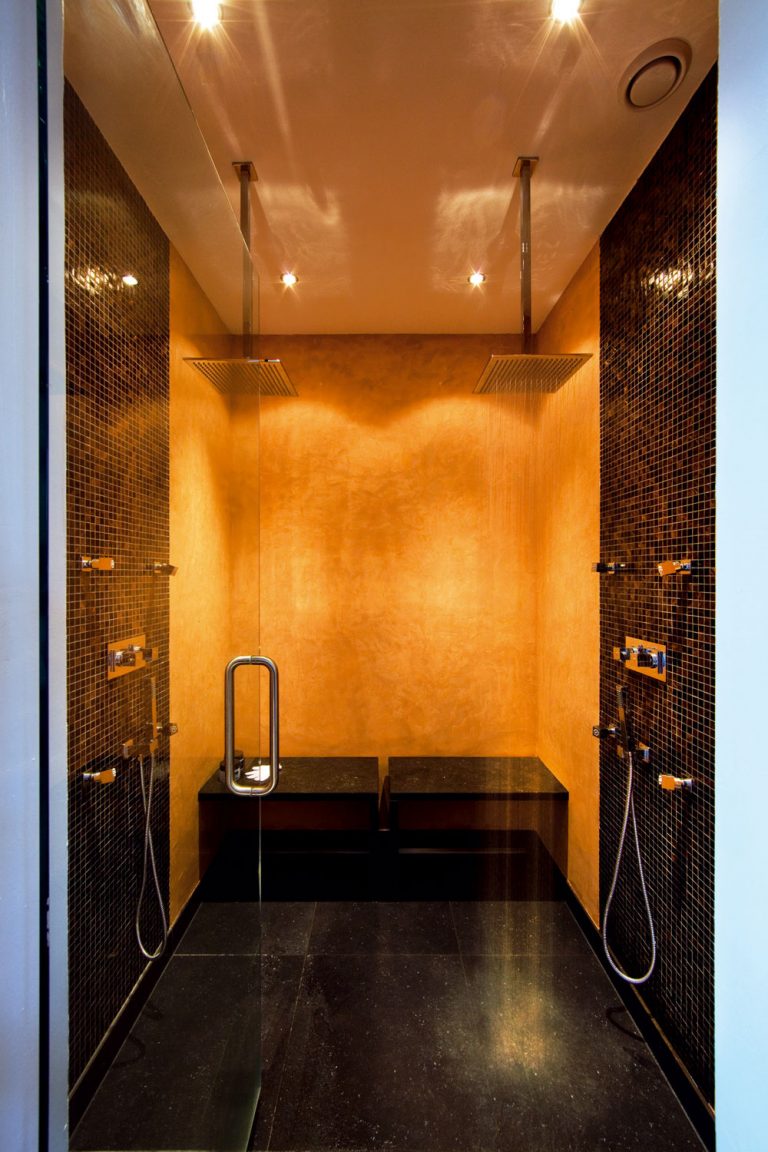 Sprcha je značky Saniclass Brauer Nurnberg, steny sú vyložené sklenou mozaikou Zanzibar od španielskej firmy Onix.