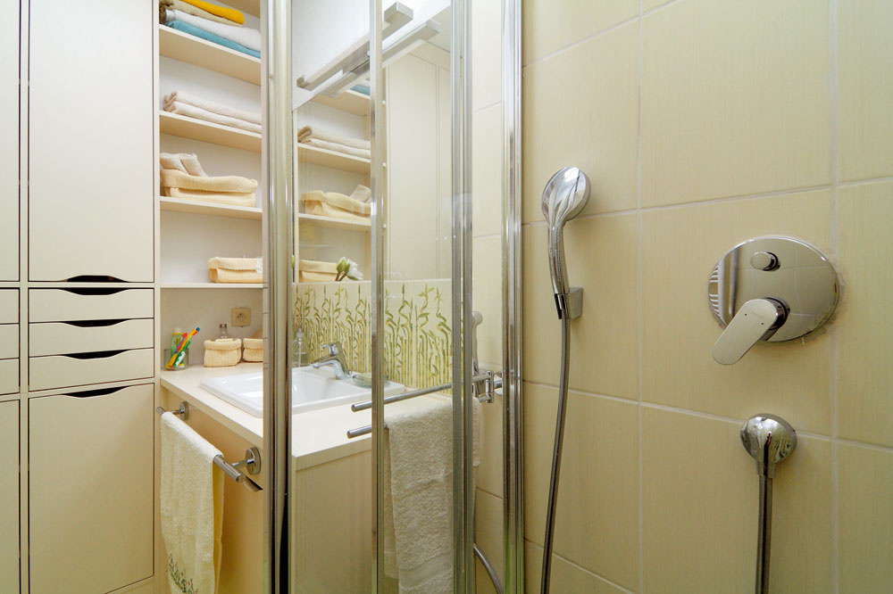 Obojsmerne posuvné dvere uľahčujú prístup k uterákom.