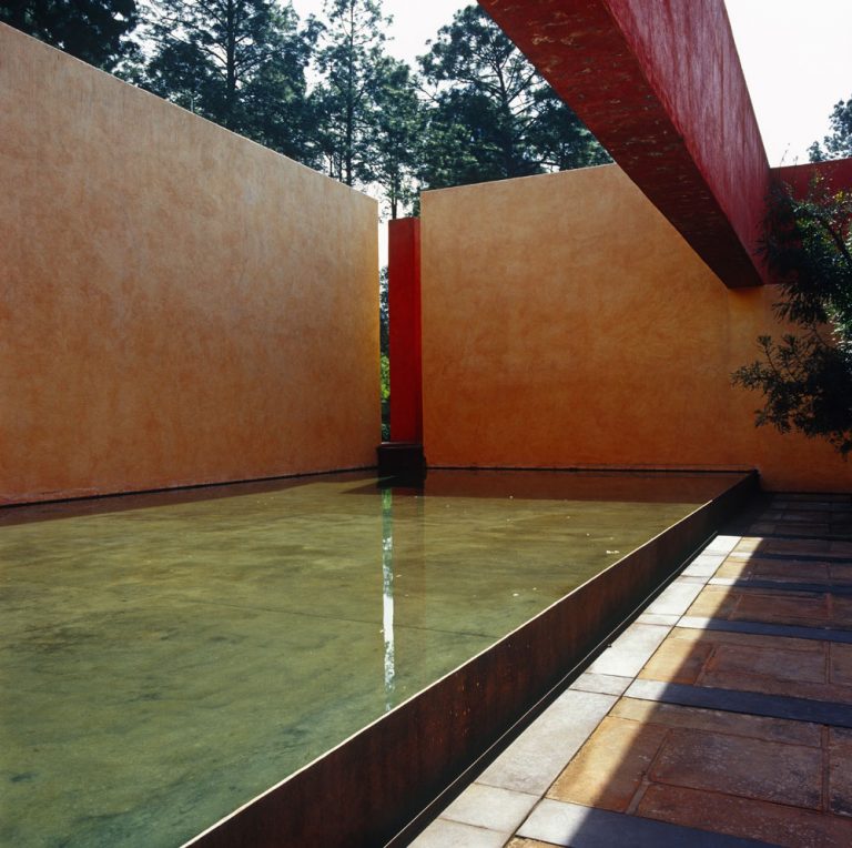 Juhoamerickí indiáni a teraz aj mexickí architekti, ktorí tak ako Jose de Yturbe nasledujú ich odkaz a odkaz Barragánovej architektonickej školy, sú povestní používaním žiarivých teplých farieb na fasádach súčasných budov.