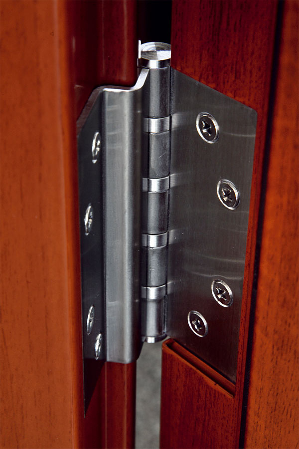 Certifikované bezpečnostné dvere Securido spolu s vystuženou zárubňou spĺňajú nároky na zabezpečenie majetku, tesnosť, zvukovú aj tepelnú izoláciu. Dvere sú vyrobené z pevných oceľových platní a k ich výbave patrí 9-bodový uzamykací systém, bezpečnostné kovanie (chráni zámok a bezpečnostnú vložku) samozrejmosťou je šesť kľúčov, celoobvodové tesnenie, trojité zavesenie na oceľových pántoch, ktoré sú zabezpečené proti zosadeniu, antikorový prah, panoramatický priezorník a systém Anti panic – rýchly systém uzamykania a odomykania dverí znútra bez použitia kľúča. Na výber sú tri farebné vyhotovenia a tri dekory.