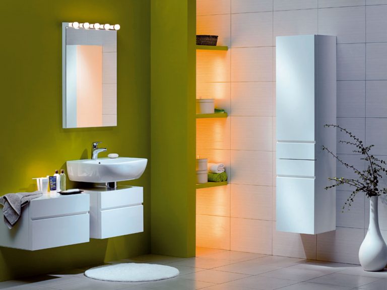 Osvetlenie v kúpeľni nemusí byť nudné! Vtipné žiarovky umiestnené nad zrkadlom pripomínajú zábery z šatní filmových hviezd.
