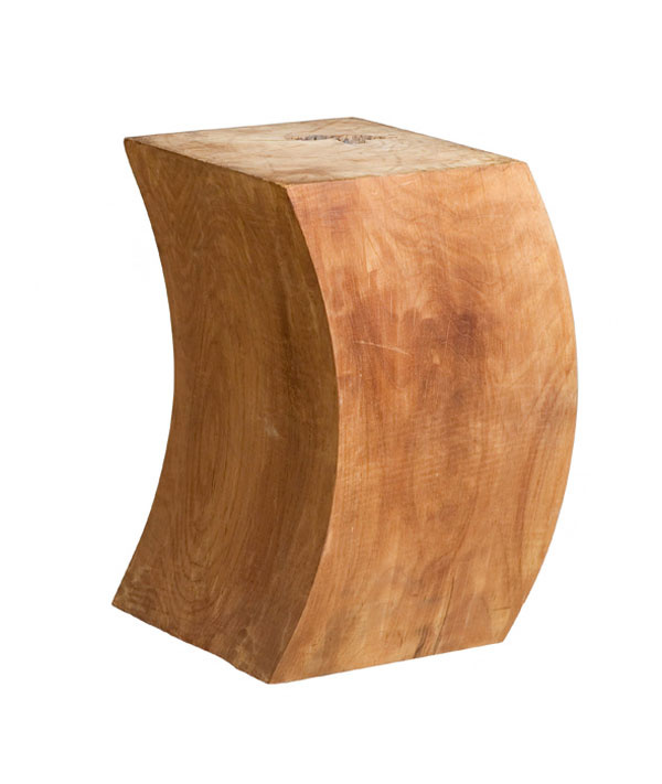Mäkký tvar dreveného klátika, ktorý sa môže využiť ako príležitostná exteriérová taburetka alebo ako odkladací stolík, vnesie aj do mestskej okrasnej záhrady teplú atmosféru príbytkov našich starých mám. (foto: Bird & Tree