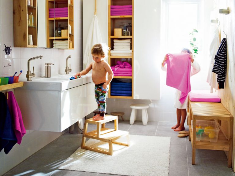 Stupienok alebo schodíky sú praktickým pomocníkom pre deti v kúpeľni pre dospelých. K tomu zopár farebných uterákov či textilných doplnkov a kúpeľňa je bližšie k deťom.