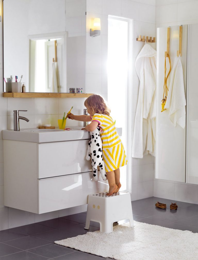 Stupienok pri umývadle je praktický pomocník, ktorý uľahčí deťom cestu k samostatnosti v základnej hygiene. Musí byť stabilný a jeho povrch by nemal byť šmykľavý.