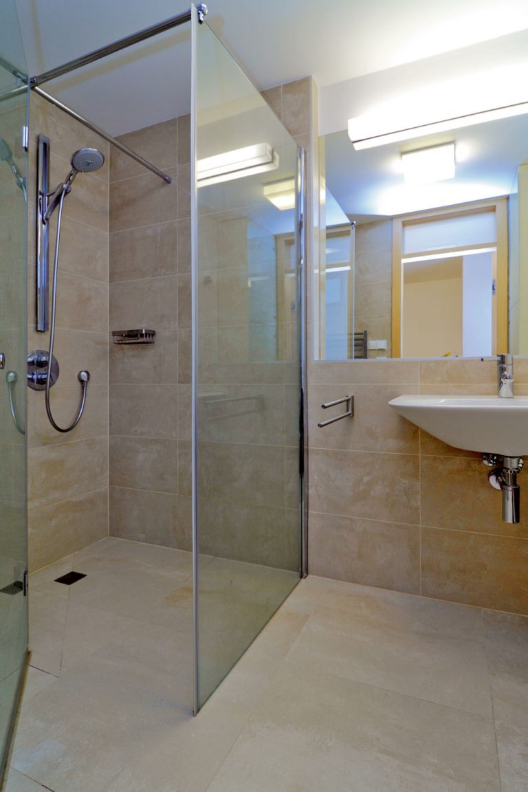Obklady a kúpeľňové doplnky  podľa návrhu majiteľov kompozične ladia s ostatným zariadením bytu.