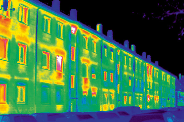 Porovnanie tepelných strát staršieho domu pred rekonštrukciou a po nej – zníženie potreby tepla na vykurovanie o 90 % 