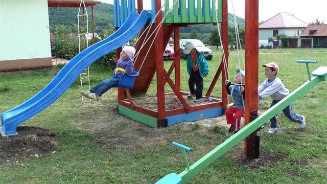 VÁŠ TIP: Detské ihrisko vyrobené svojpomocne zo "stavebných zvyškov"