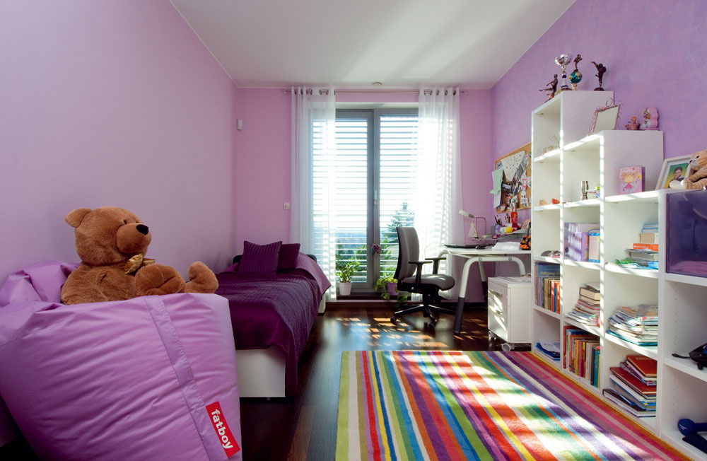 V kontraste so zvyškom domu hýria detské izby farbami a vzormi.