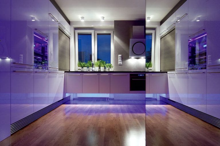 Systém farebného osvetlenia bytu spolu so zrkadlovými plochami robí interiér výnimočným a posúva ho do inej, takmer snovej dimenzie.