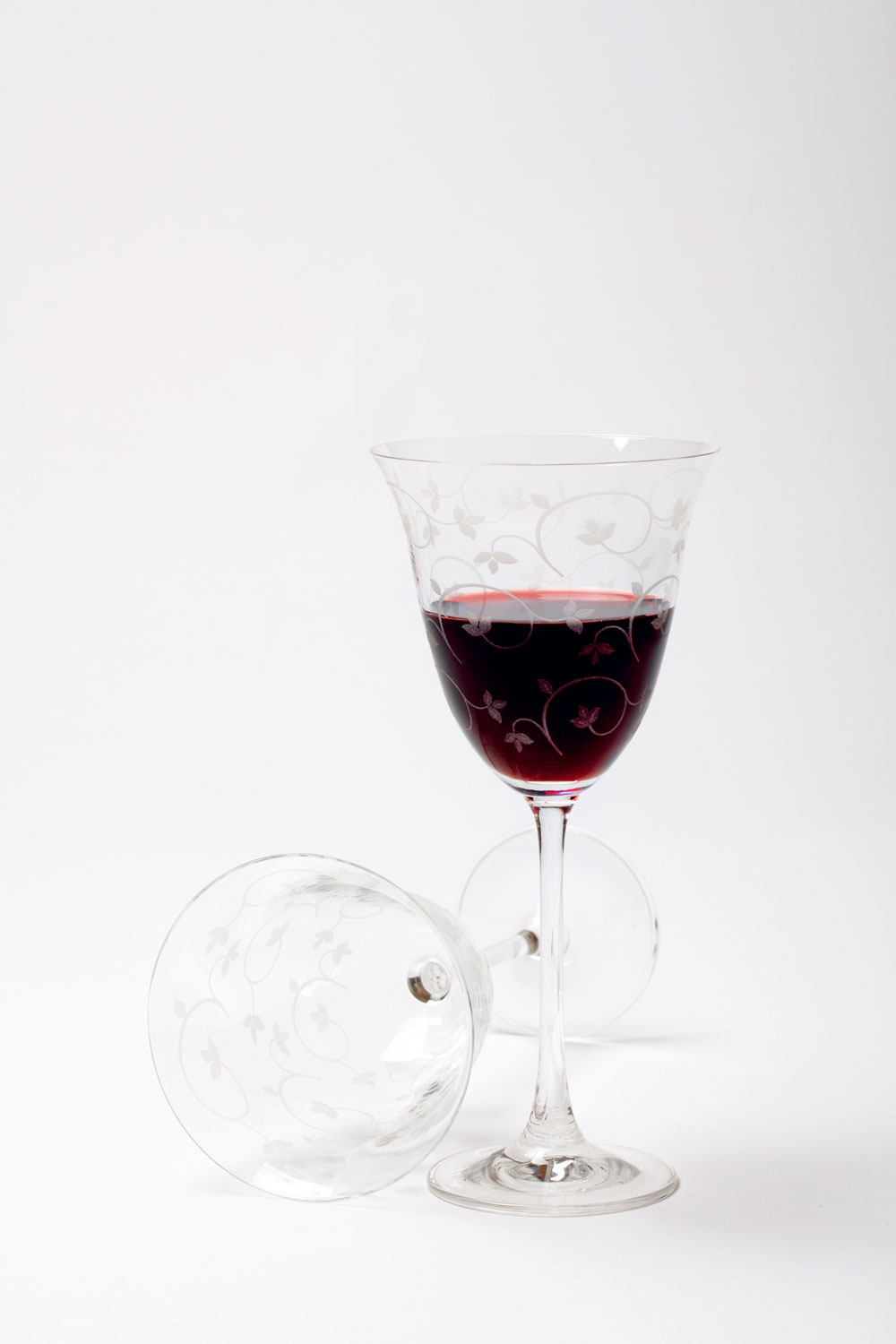 Bielymi ornamentmi zdobené poháre Scarlet od firmy Ritzenhoff-Breker. Objem 26 cl. Cena 12,40 €. Predáva Galan.
