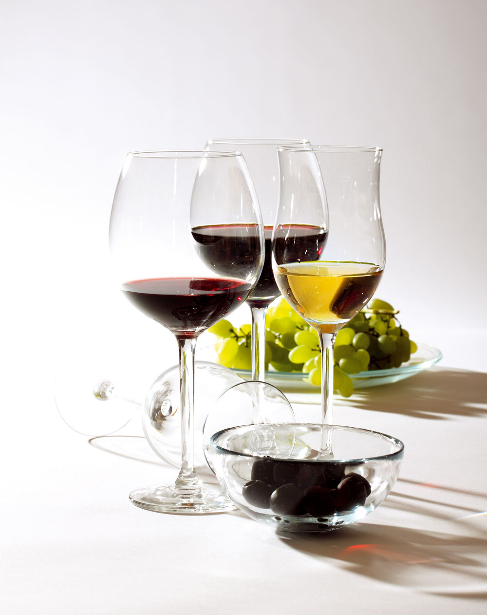 Poháre Hederlig, objem na biele víno 36 cl, na červené 59 cl, cena 0,99 €/ks. Miska Blanda, priemer 12 cm, tanier Öpen, priemer 23 cm, cena 0,99 €/ks. Predáva IKEA.