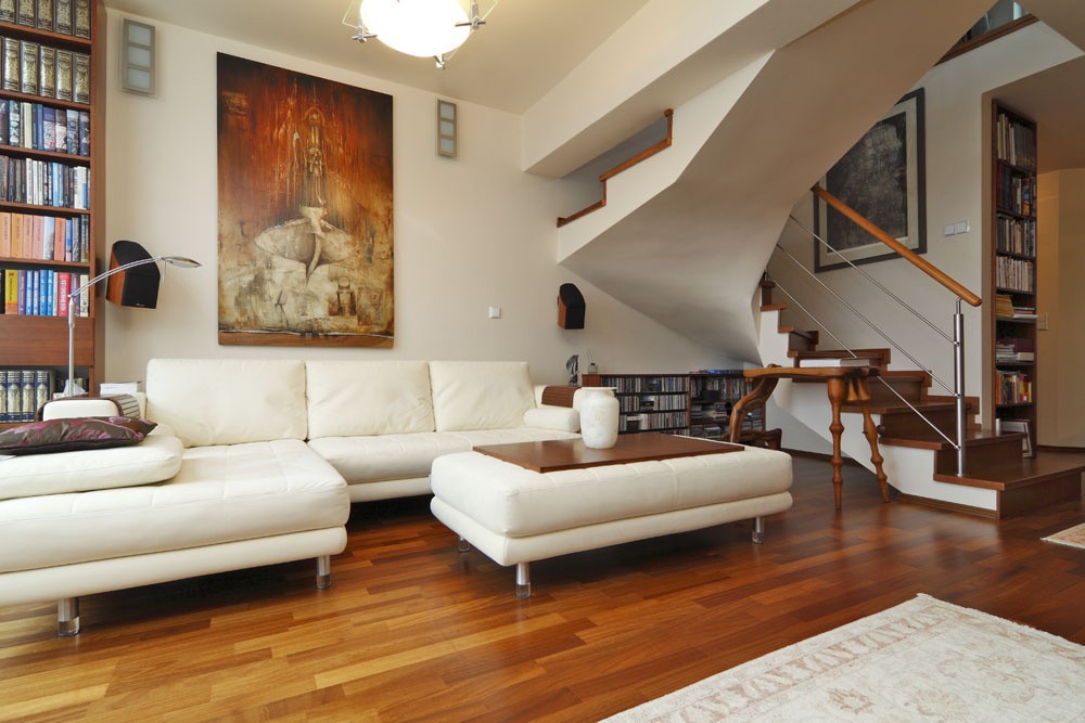 Mezonetový byt s nádychom minimalizmu zariadený dvoma umelcami