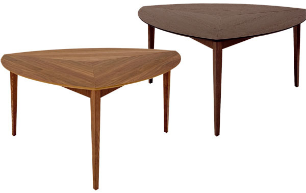 Moderný stôl Globe so zaujímavým dizajnom trojuholníkového tvaru. Je vyrobený z dubového dreva moreného na wenge alebo z orecha amerického, cena 940,50 €