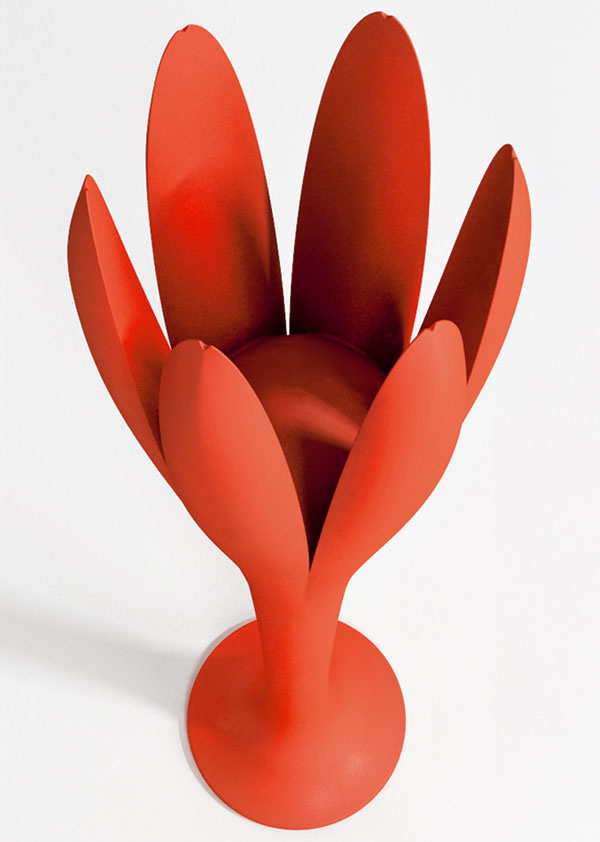 Vyzeralo to ako hniezdo pre mačku, ale dozvedela som sa, že Eos je kvitnúci vešiak. Dizajnér Mario Mazzer sa inšpiroval príbehom Eos – mytologickej bohyne úsvitu. (materiál: polyetylén v odtieňoch bielej, antracitovej, oranžovej, zelenej, červenej alebo svetlomodrej). (výroba: Bonaldo)