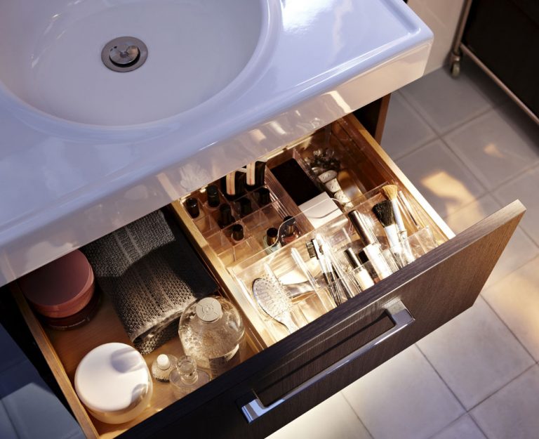 Zásuvka pre každého člena domácnosti je luxus, ktorý si len máloktorý panelákový kúpeľňový priestor môže dovoliť. V prehľadných zásuvkách s priehradkami každý rýchlo nájde v rannom zhone to, čo je mu vlastné a potrebné.