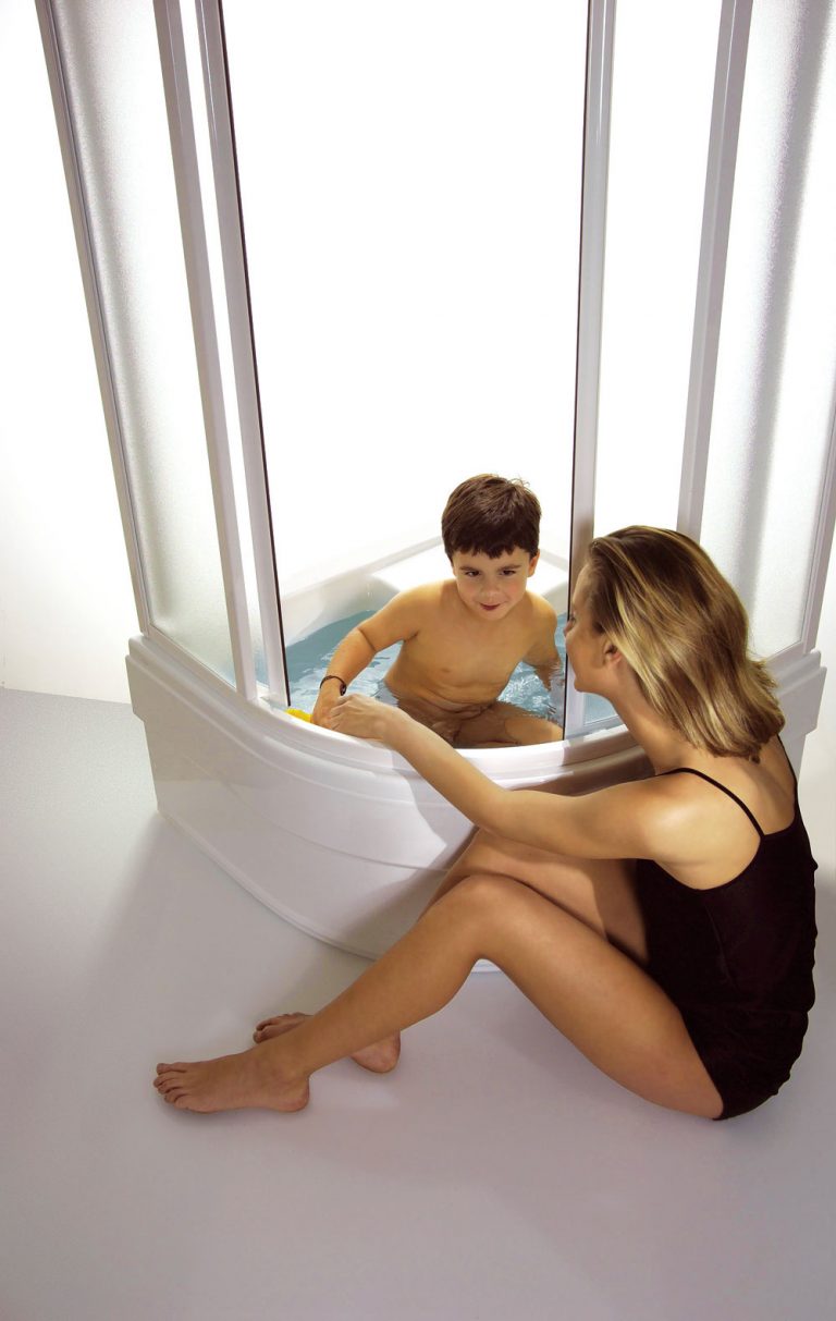Sprchovací kút šetrí miesto aj vodu. Ak máte v rodine v malé deti a bublinkové kúpele si z priestorových dôvodov nemôžete dovoliť, alternatívnou (i keď v obmedzenej podobe) je hlbšia sprchovacia vanička.