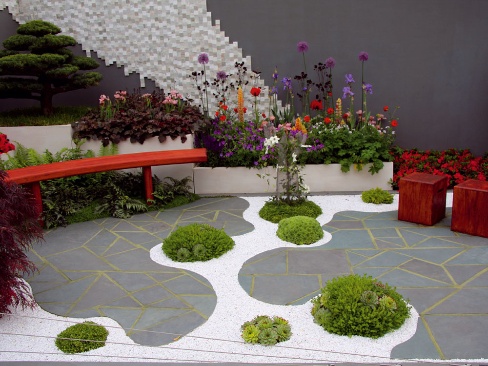 Táto moderná strešná záhrada nie je veľká, no poskytla priestor mnohým nádherným okrasným rastlinám, ktoré v nej japonskí záhradní dizajnéri Tomoko Osonoe a Kei Iwata usporiadali naozaj premyslene. 