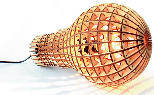 Drevená žiarovka z dizajnového štúdia Suck UK nadchne svojím pôsobivým vzhľadom. Môže poslúžiť aj ako vkusný darček. 138,42 €, www.bytovedoplnky.sk