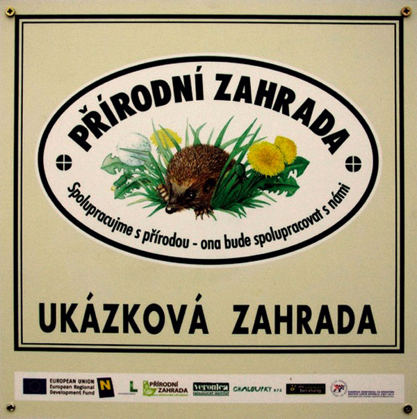 Pravidlá prírodného záhradníčenia dobre špecifikuje aj spoločný projekt českých a rakúskych organizácií Prírodné záhrady bez hraníc. Po Dolnom Rakúsku sa do neho v roku 2009 zapojili aj české prihraničné oblasti – Juhočeský a Juhomoravský kraj a Vysočina. Plechová plaketka s ježkom, ktorá už zdobí množstvo záhrad v Dolnom Rakúsku, označuje tie, v ktorých sa rešpektujú pravidlá prírodného hospodárenia. Keď je tabuľka väčšia, ide o záhradu ukážkovú a jej majitelia vás do nej pustia všetko si popozerať. Podobná sieť záhrad sa buduje aj v Čechách – viac informácií o nej nájdete na www.prirodnizahrada.eu. Stránka okrem toho obsahuje aj množstvo užitočných rád, ako sa o záhradu starať spôsobom šetrným k prírode i k sebe.