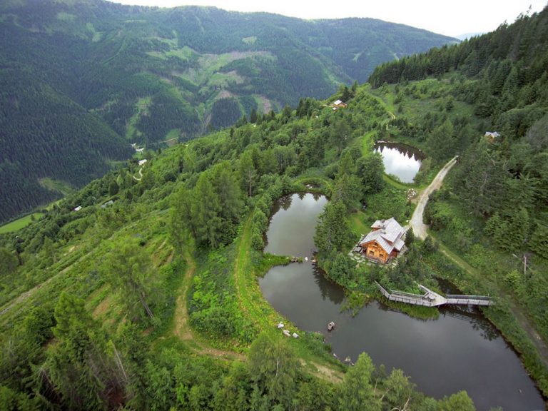 Farma vysoko v Alpách je bohatá na úrodu ovocia, zeleniny, húb, a byliniek