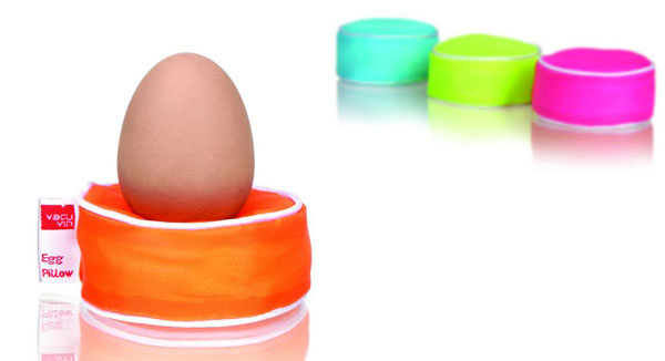 Nápaditý stojan IIC na vajíčka. Farebné vankúšiky oživia raňajkový stôl. Cena 11,80 €.