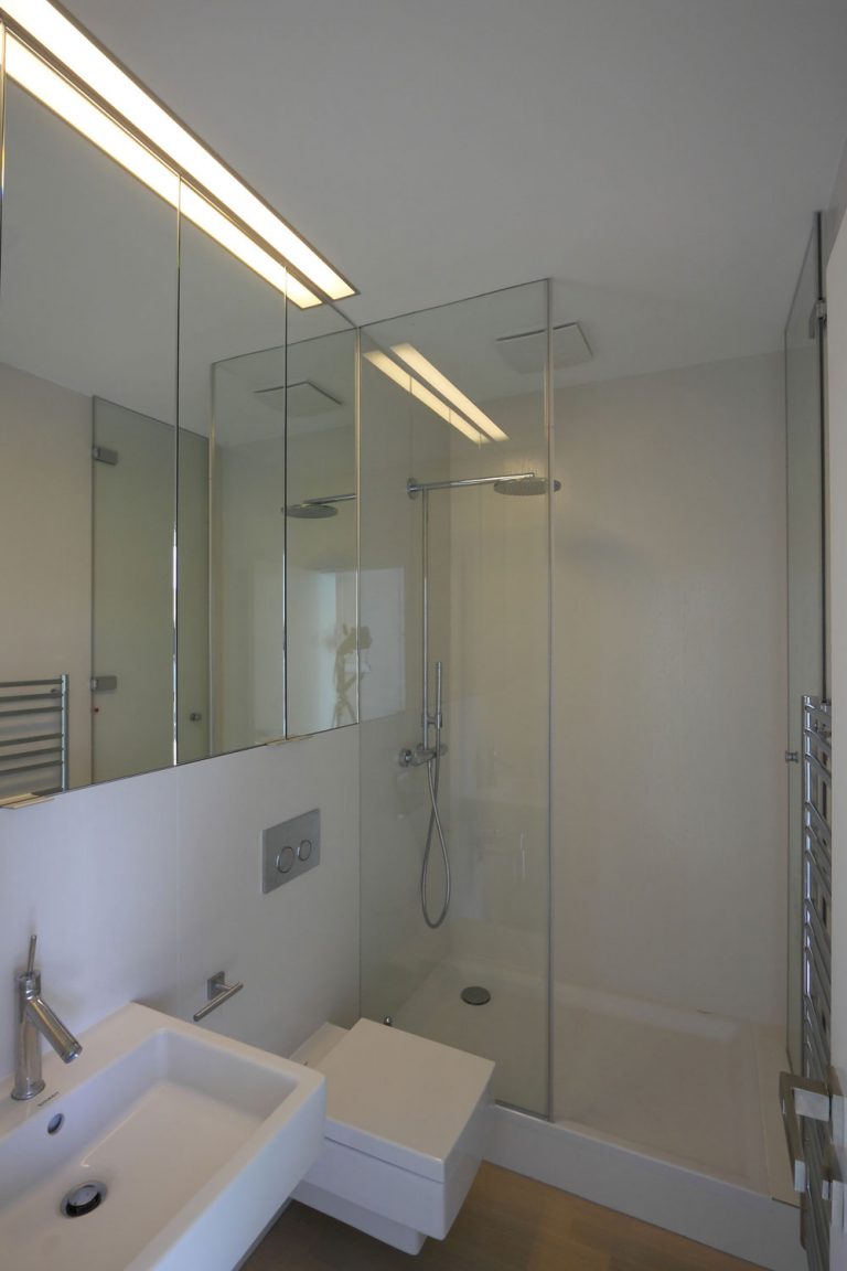 V kúpeľniach sú veľkoplošné keramické obklady 1 × 3 metre s hrúbkou 3 mm.