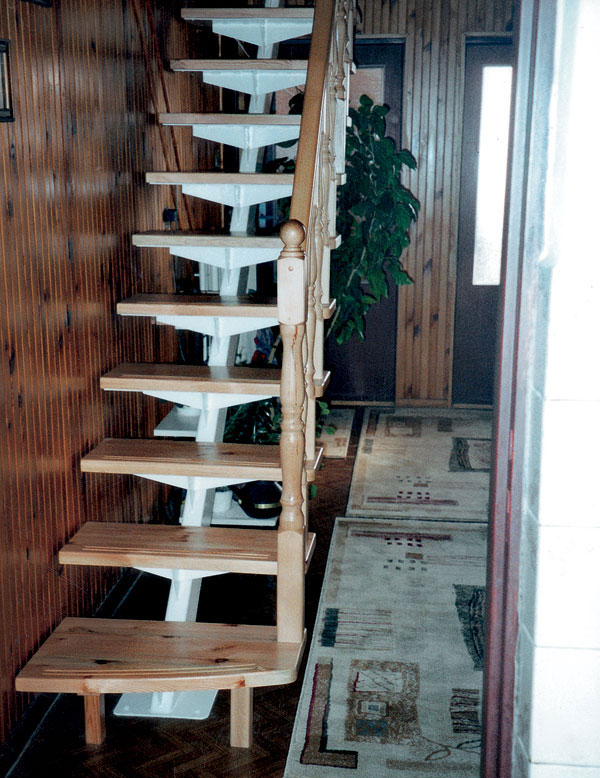 Oceľovo-drevené schodisko so zábradlím