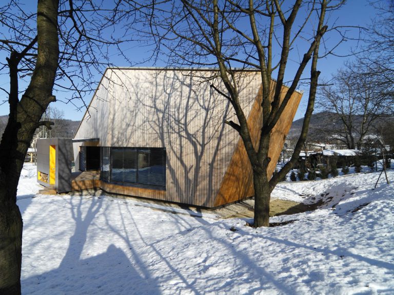 Víkendový dom s neobvyklou architektúrou postavený v nízkoenergetickom štandarde