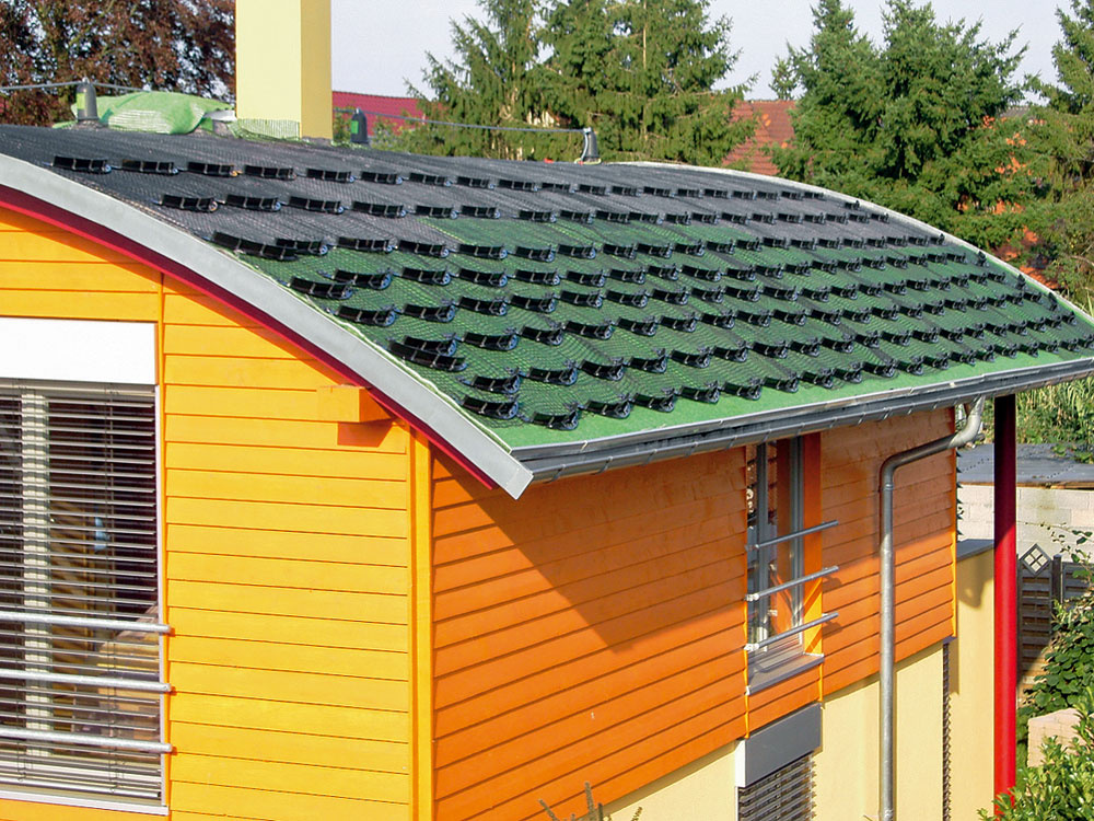 Na uloženie oblúkovej zelenej strechy je vhodné použiť ako podporný systém pevnú sieť, do ktorej sa vešajú protišmykové prahy.
