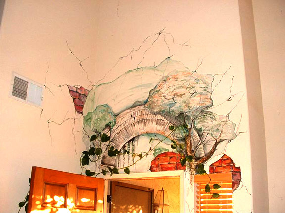 Len sa pozrite na toto umelecké dielo (foto: David S. Johnson.) Maľba krásne ladí s popínavou rastlinou a spolu dodávajú vchodovým dverám rozprávkový nádych.
