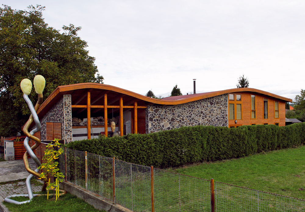 Tvar strechy odkazuje na figuratívnu tvorbu majiteľa – sochára Michala Trpáka.