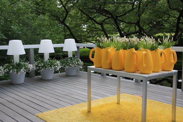 Žlté vegetačné nádoby a netradičný záhradný koberec z recyklovaného materiálu – to sú doplnky, ktoré možno meniť podľa toho, akú farebnosť si majitelia práve želajú.