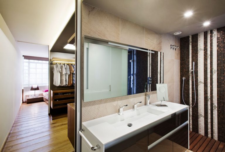 Priestory rodičovského apartmánu, spálňa, šatník aj kúpeľňa, sa dajú oddeliť zasúvacími dverami. V kúpeľni upútajú obklady so striedavým vodorovným a diagonálnym ryhovaním.
