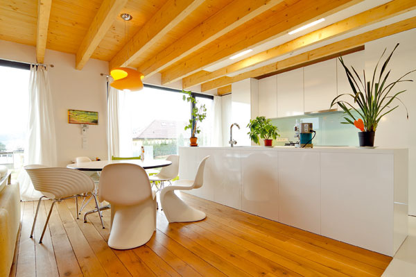 V interiéri architekta nemôžu chýbať ani dizajnové kúsky, napríklad stoličky „pantonky“.